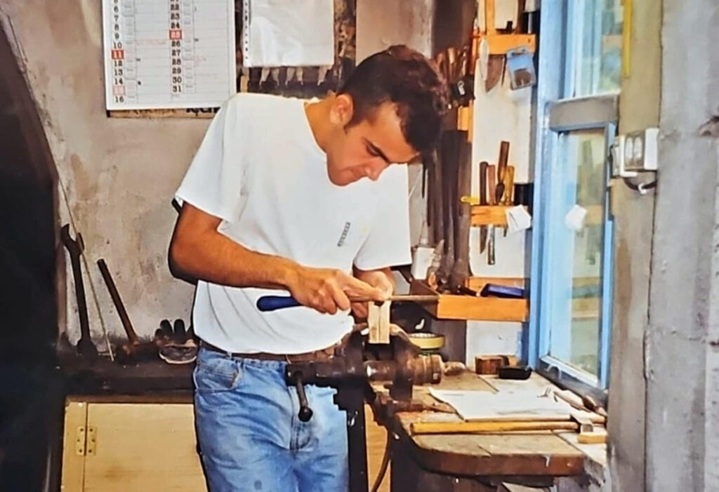 Taramundi Navalleiros. Pedro Bermúdez se incorpora al taller de su padre en Bres.